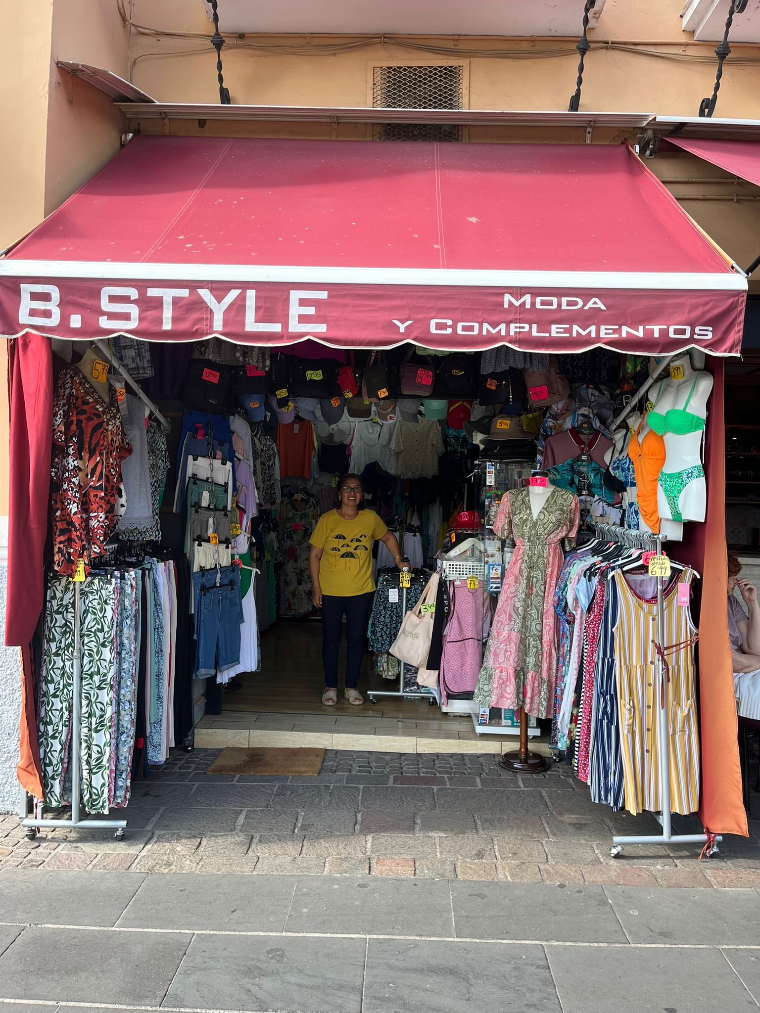 Interior de B-Style, tienda de ropa en el Mercado Nuestra Señora de África